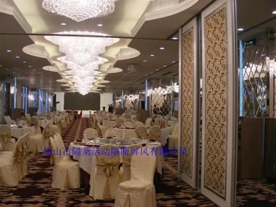 四平(ping)多功能(neng)廳(ting)移動(dong)隔(ge)斷(duan)屏(ping)風生(sheng)產(chan)廠(chang)家及(ji)服(fu)務介紹